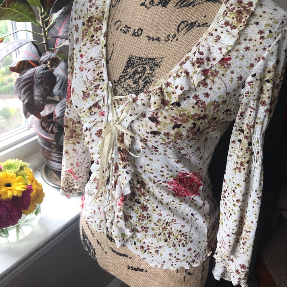 ✨RARE Bisou Bisou flower lace-up blouse
